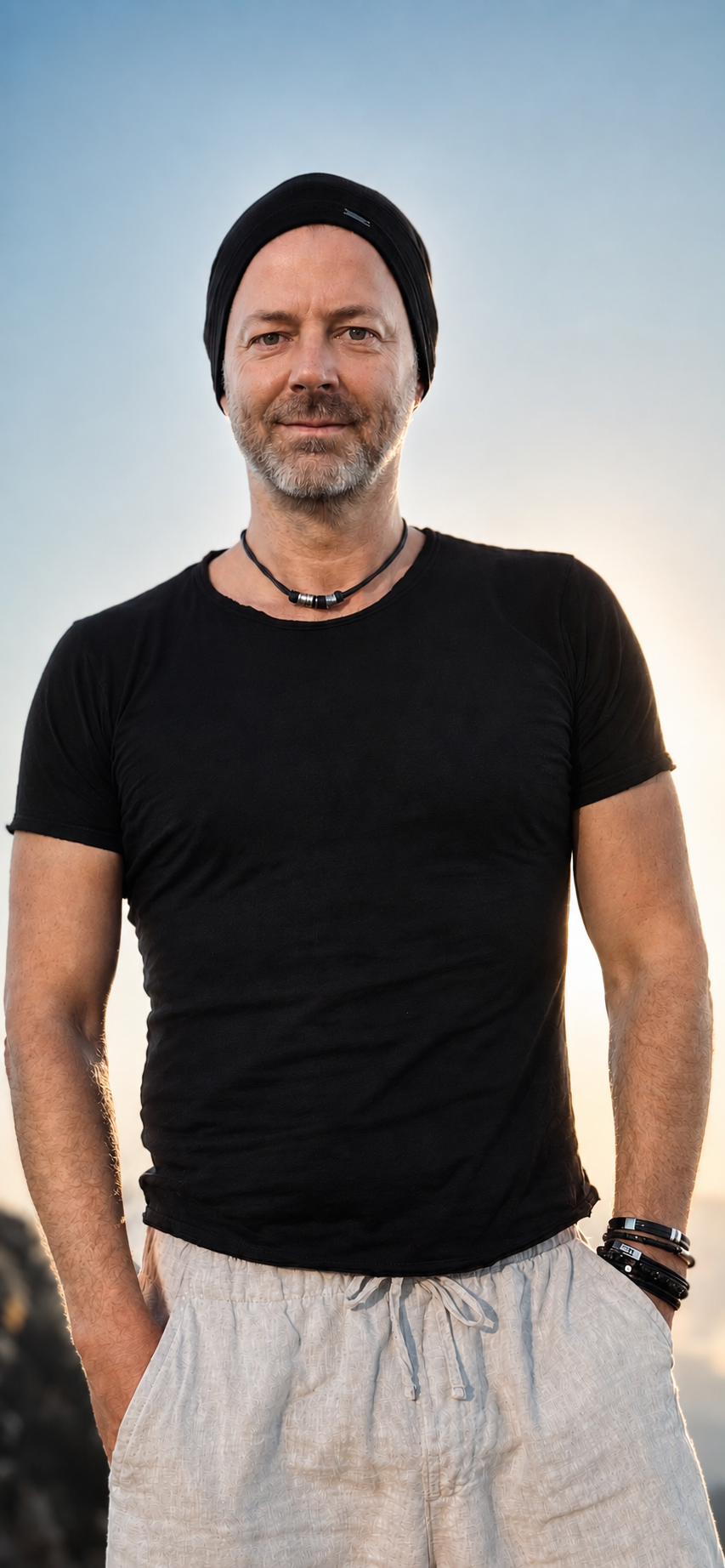 Sven Rademacher mit Gleitschirmausrüstung